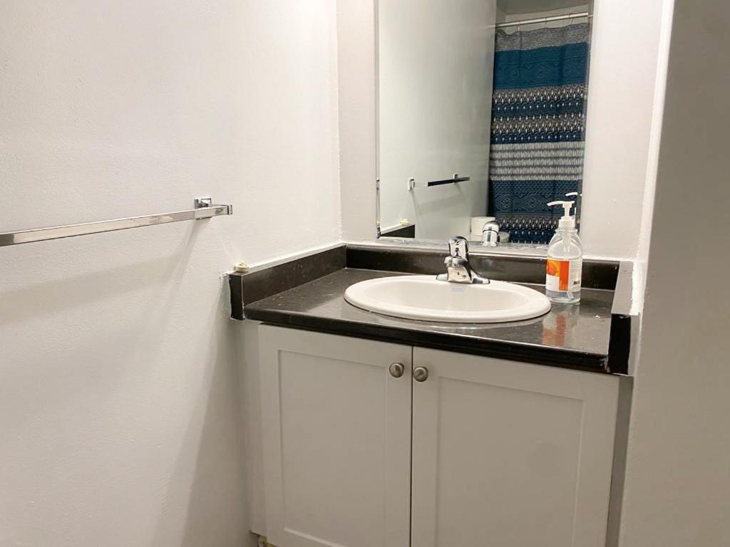 Bright Apartment Close To City With Free Parking Toronto Exterior foto